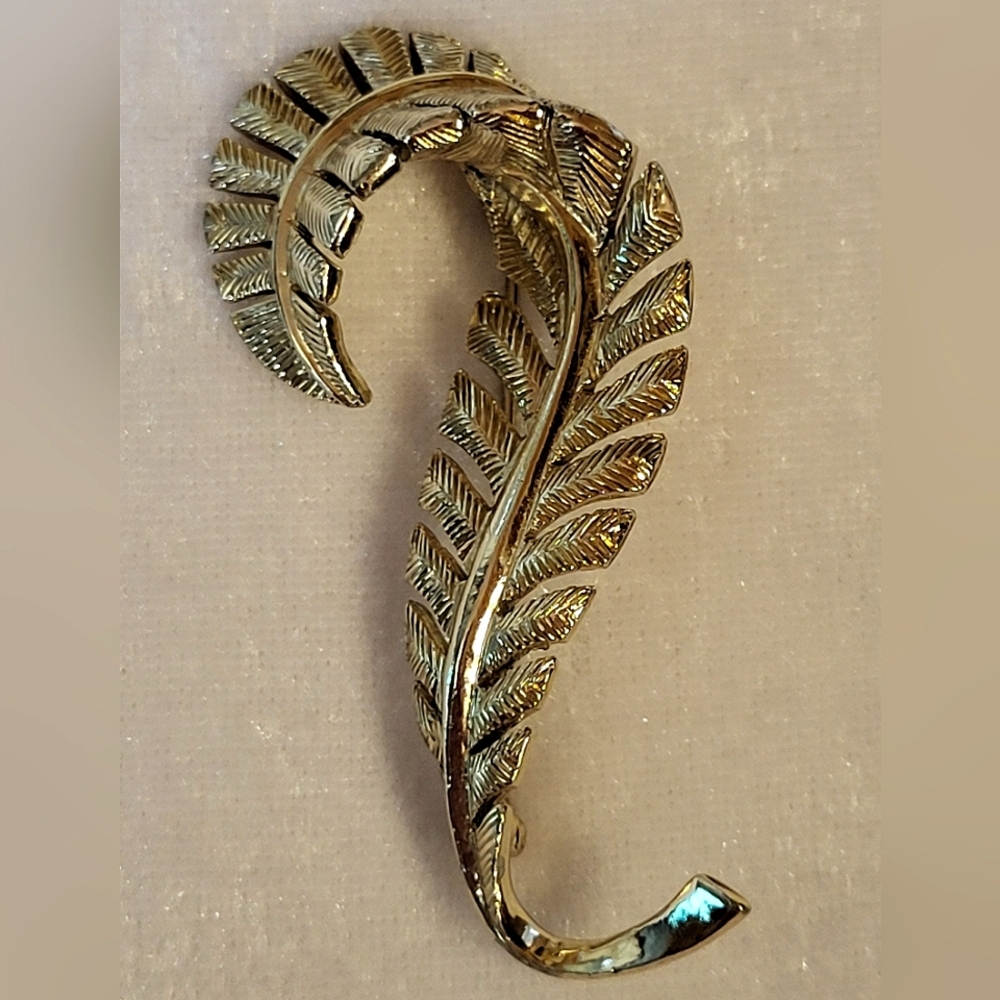 Vintage Textured Goldtone Fern Leaf Brooch / Pin
